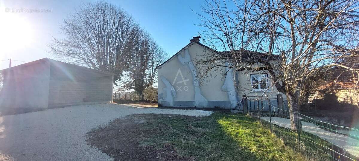 Maison à MANZAC-SUR-VERN