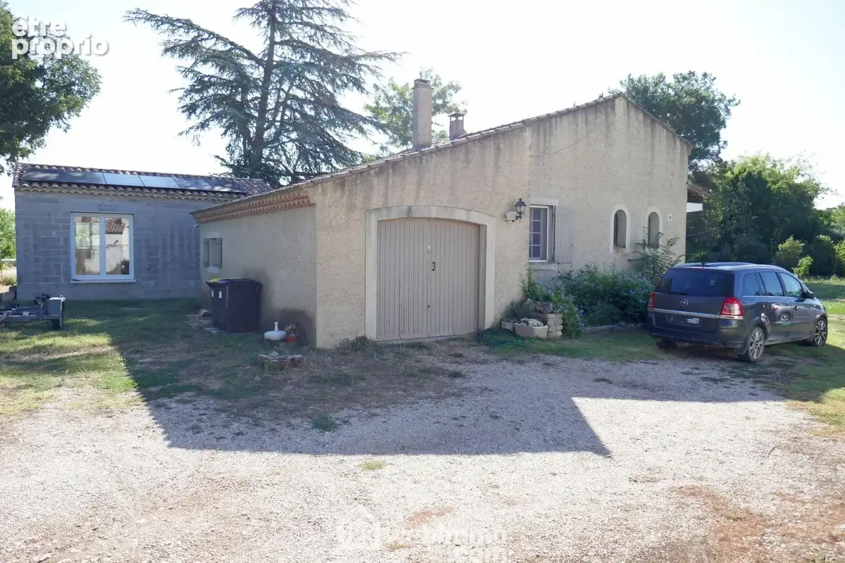 Le garage de la maison principale