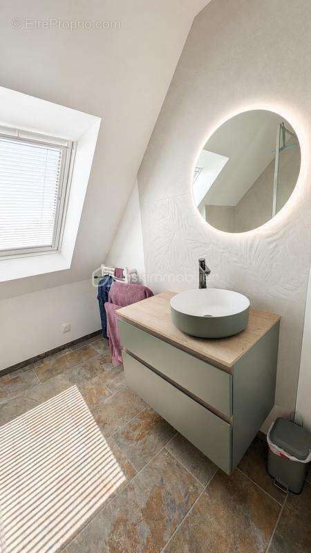 Maison chaleureuse proche mer avec grand garage et beau potentiel - photo 9