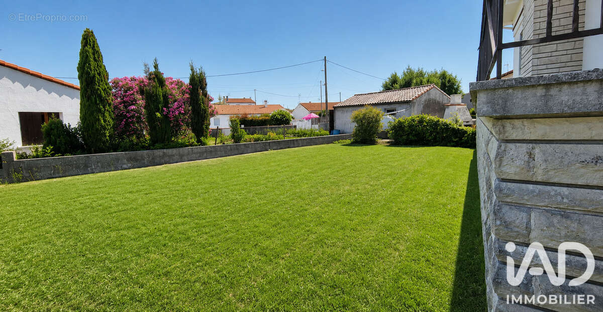 Maison 230 m² à Port-Des-Barques  - photo 2