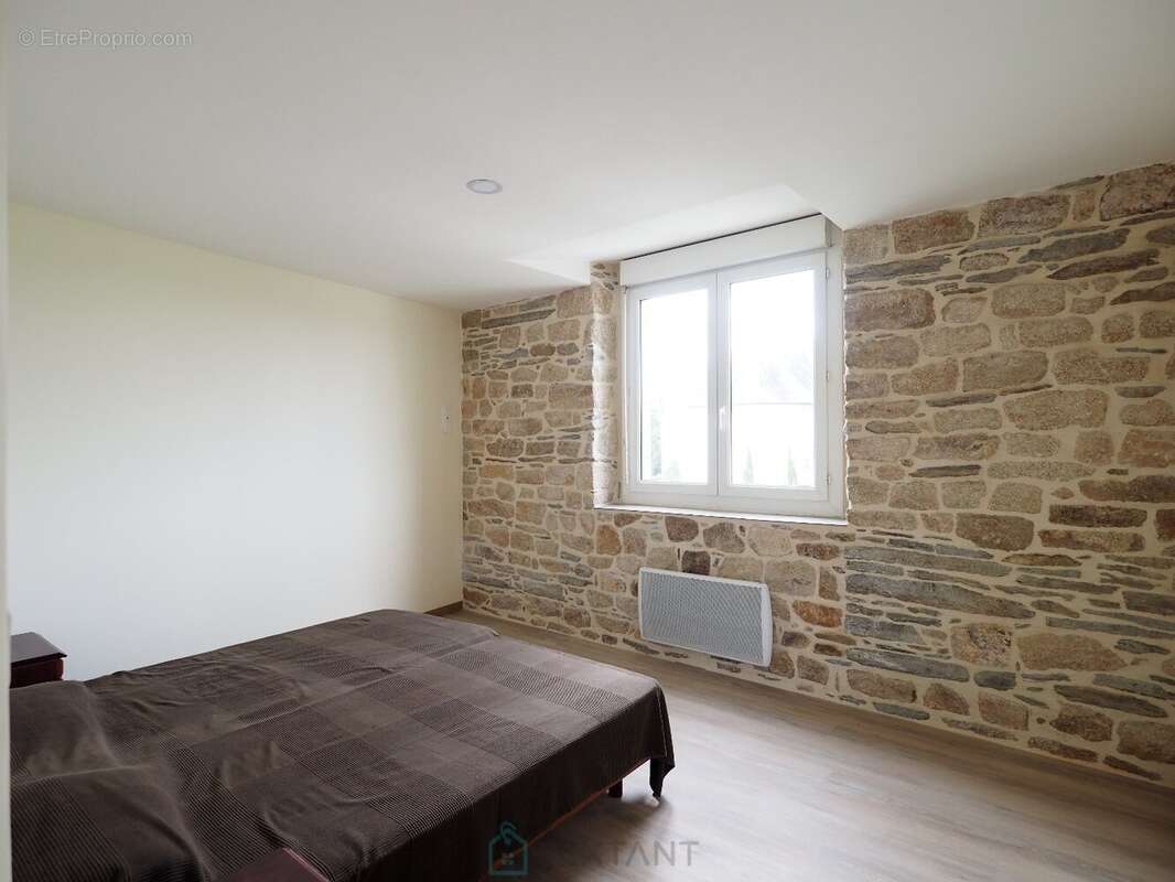 Remungol - Immeuble 157 m² + 50 m² complémentaires avec petit espace jardin intérieur - photo 11