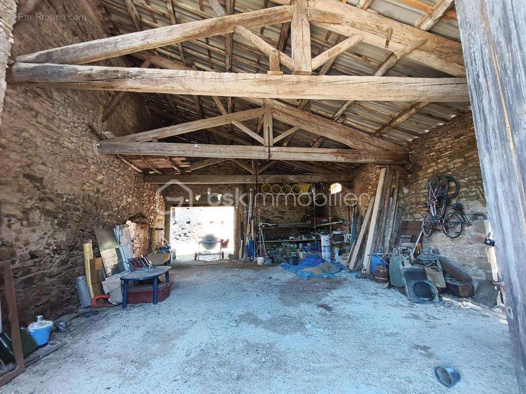 Maison a renover avec grand garage et exterieur - photo 16