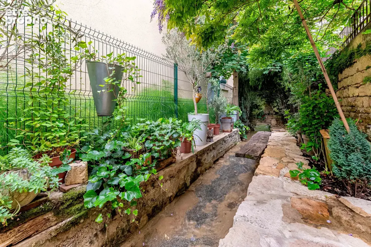 Maison de charme avec cour intérieure et cours d’eau paysager - photo 10