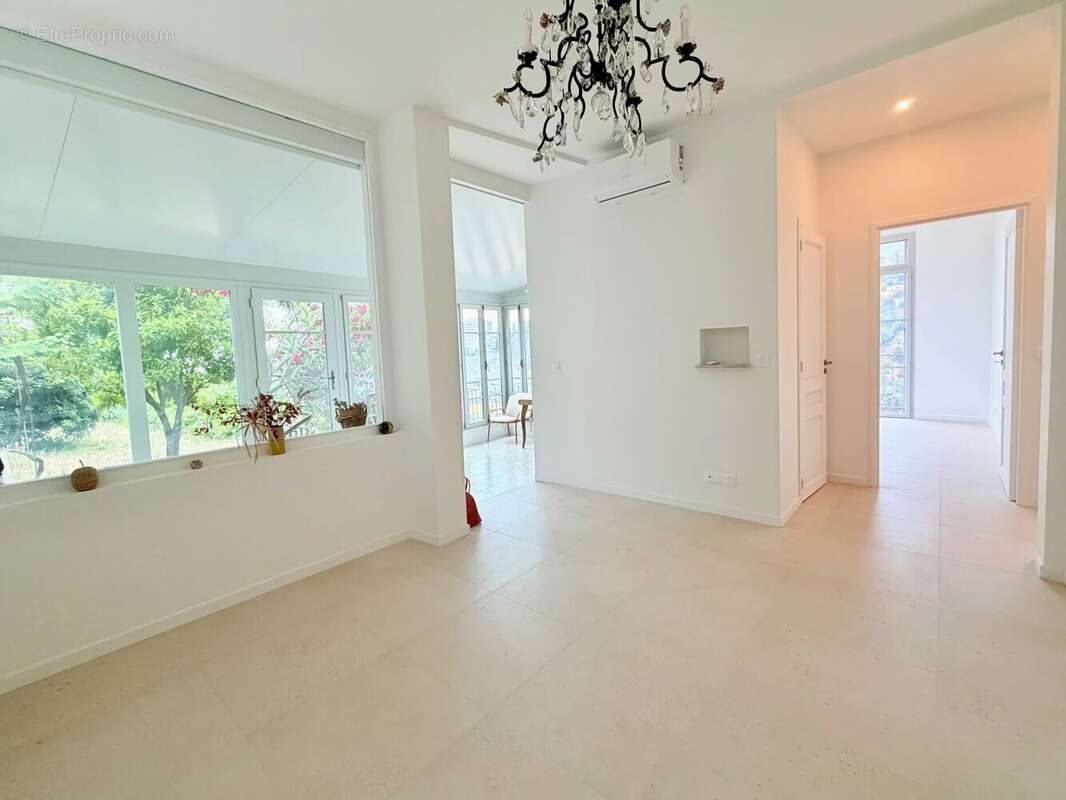  NICE BON VOYAGE – Maison individuelle rénovée d'environ 102 m² habitables avec deux appartements, terrasses, jardin et petit ga - photo 3