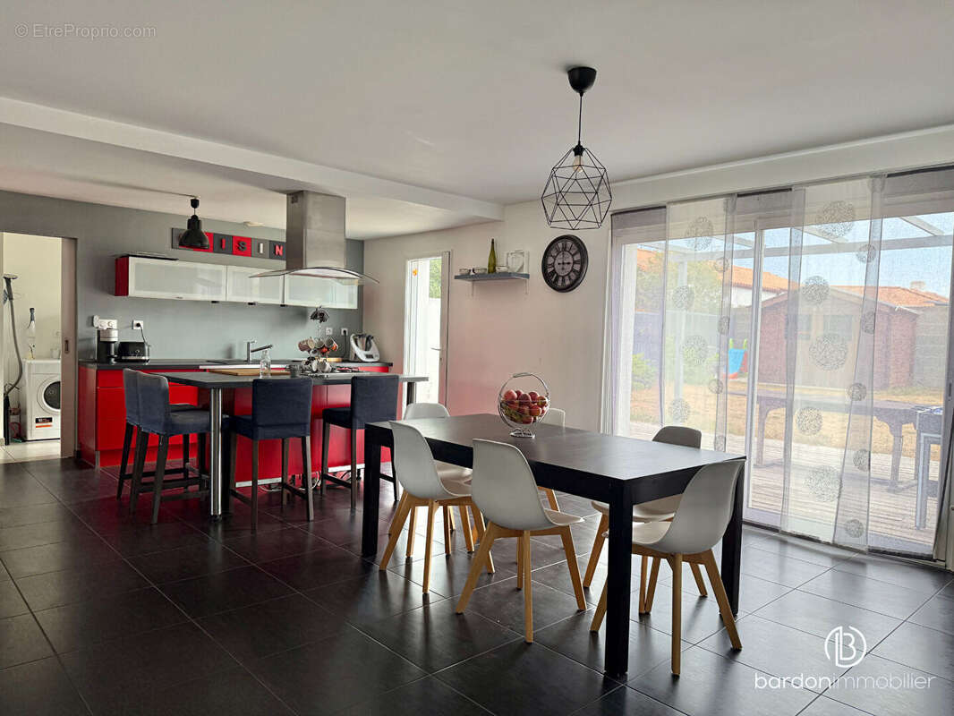 Maison 5 pièces - 113 m² - Centre-ville de La Garnache - photo 4