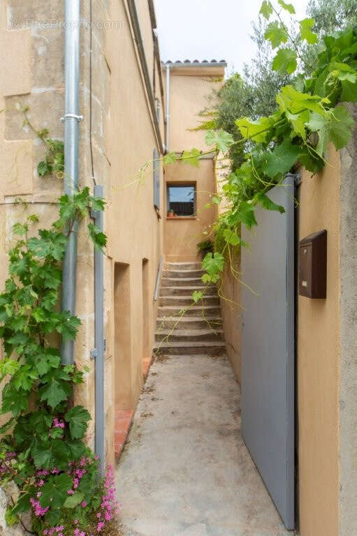 Maison à LA ROQUE-D'ANTHERON