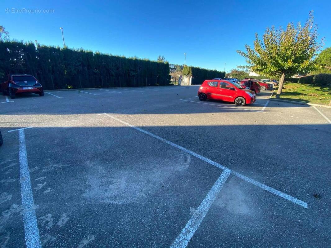 Photo 1 - Parking à LORGUES