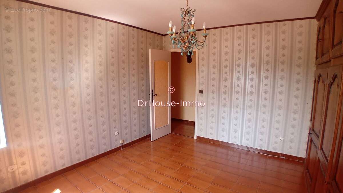 Maison 129 m² à Saint-Julien-Les-Rosiers  - photo 8