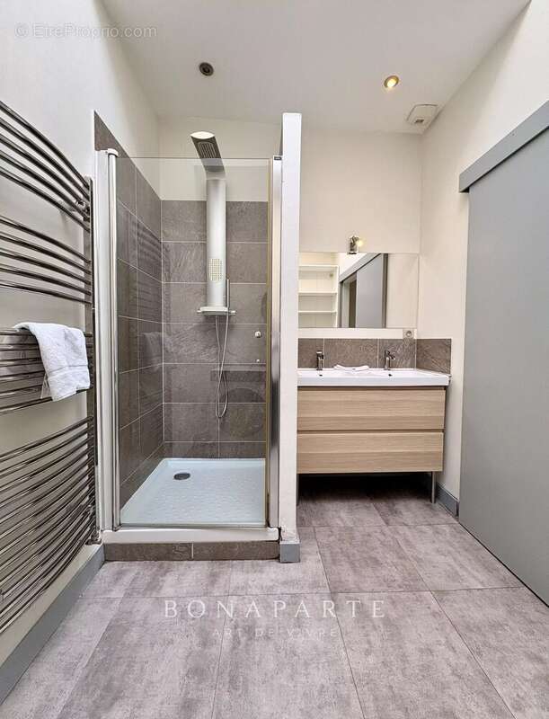 Angers - secteur du palais de justice / t3 tres lumineux / proche commodites - photo 5