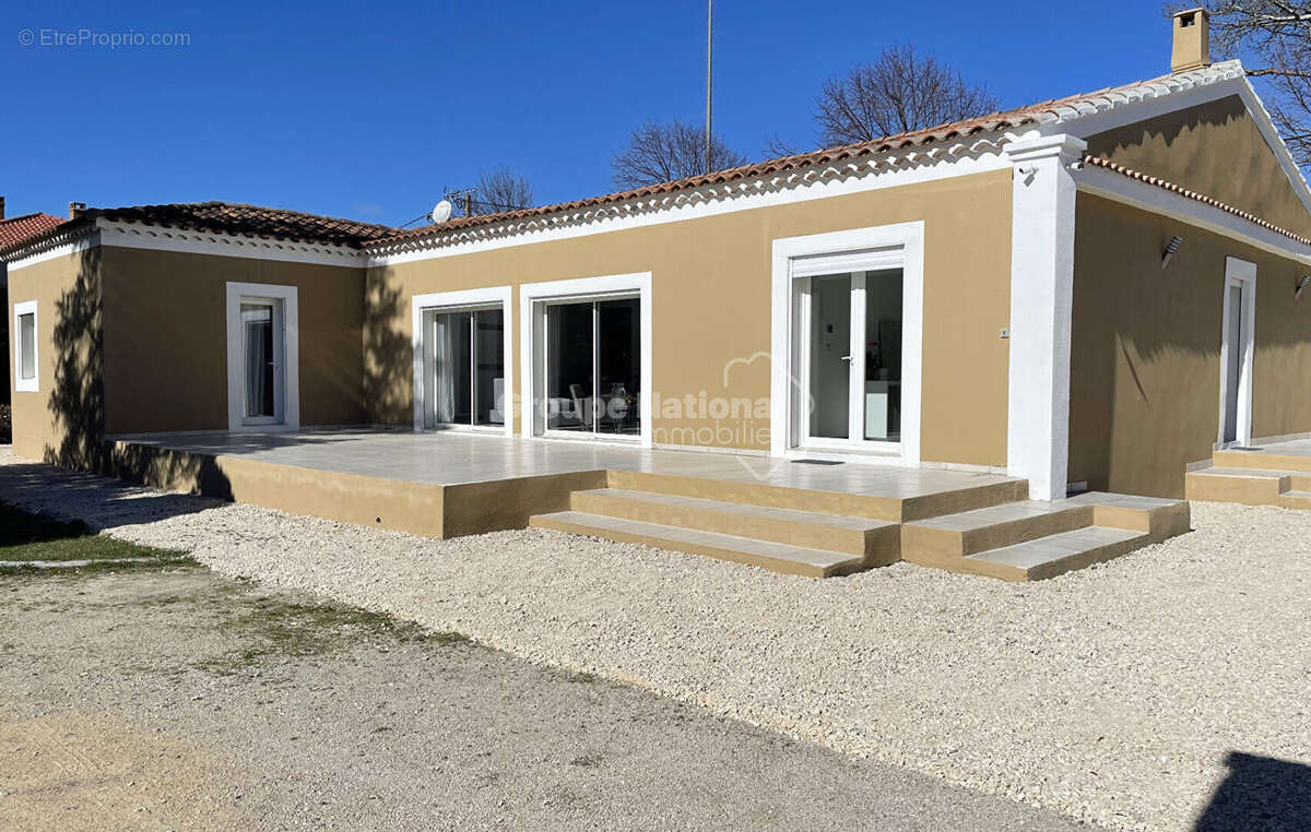 Maison à ENTRAIGUES-SUR-LA-SORGUE