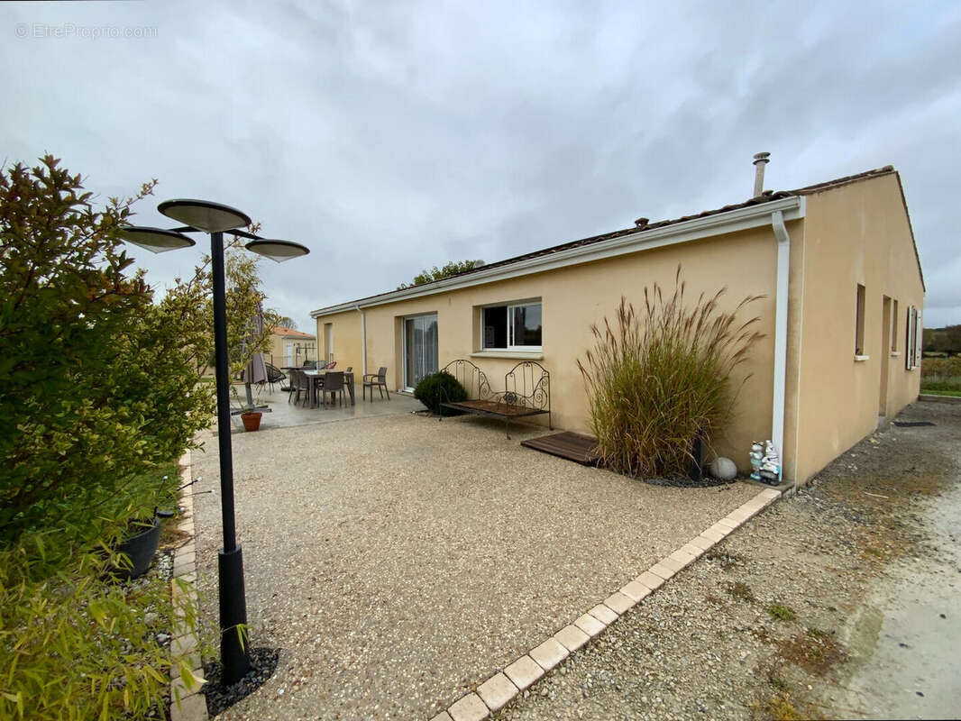 Maison à BARBEZIEUX-SAINT-HILAIRE