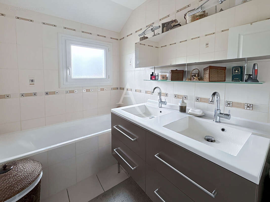 Maison à JOUY-LE-MOUTIER