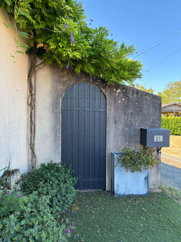 Charmante maison en pierre de 115 m2 avec grange, carport et jardin clos ! - photo 13