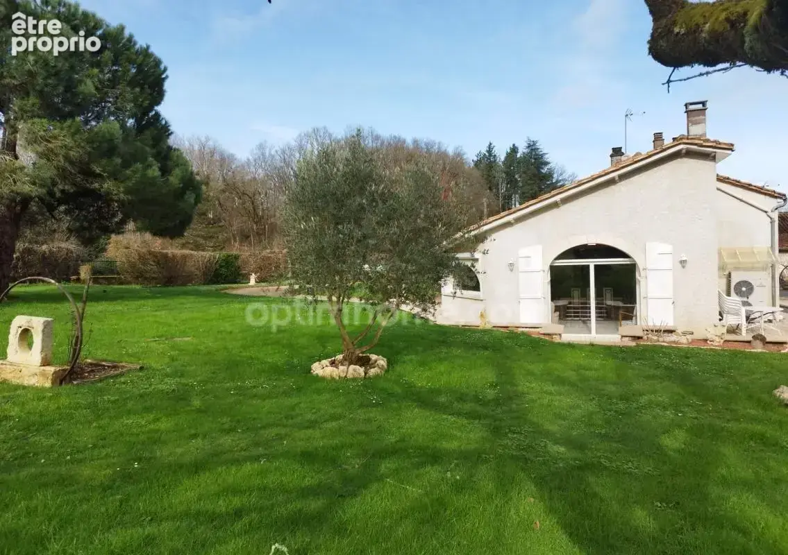 Charente, exceptionnelle ! A 10mn de La Rochefoucauld, maison 206 m², pièce de vie 70 m², grange, terrain clos 3602m² - photo 7