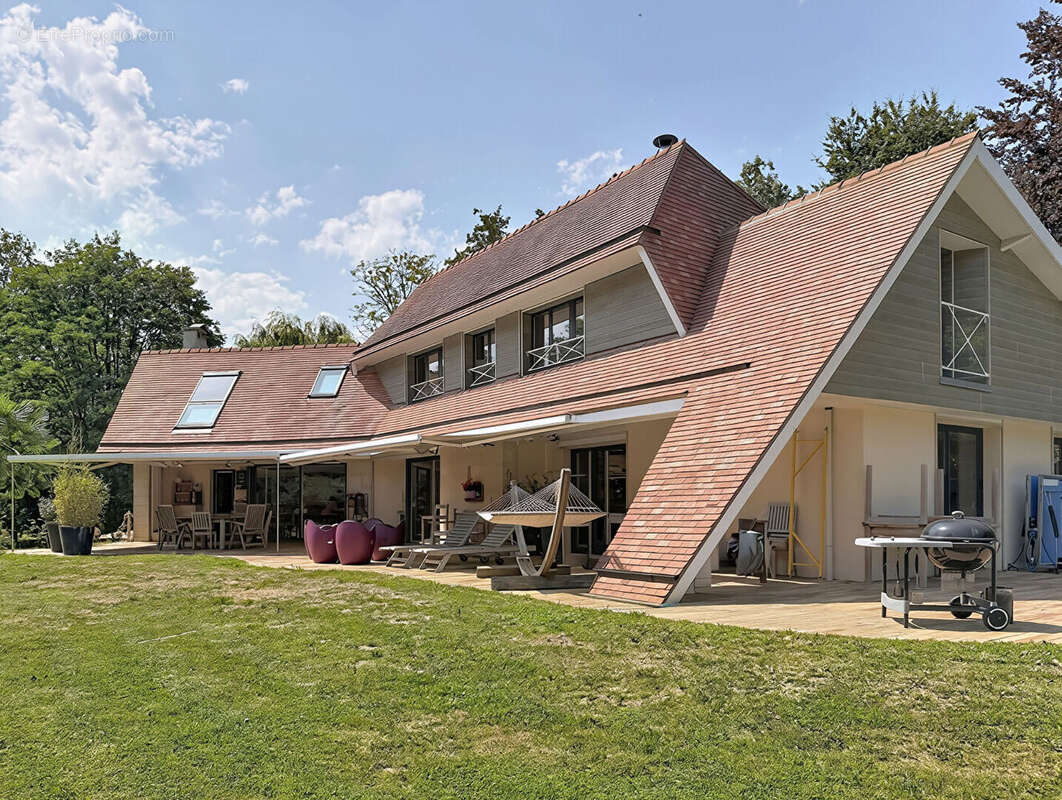 EXCLUSIVITE - THAON - Propriété de 275 m2 sur 9 000 m2 de terrain avec étang - photo 2