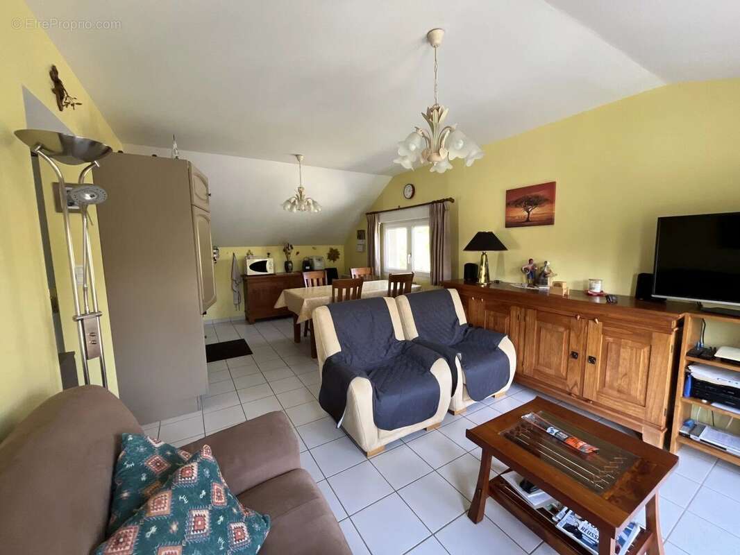 Appartement à SALLES-CURAN