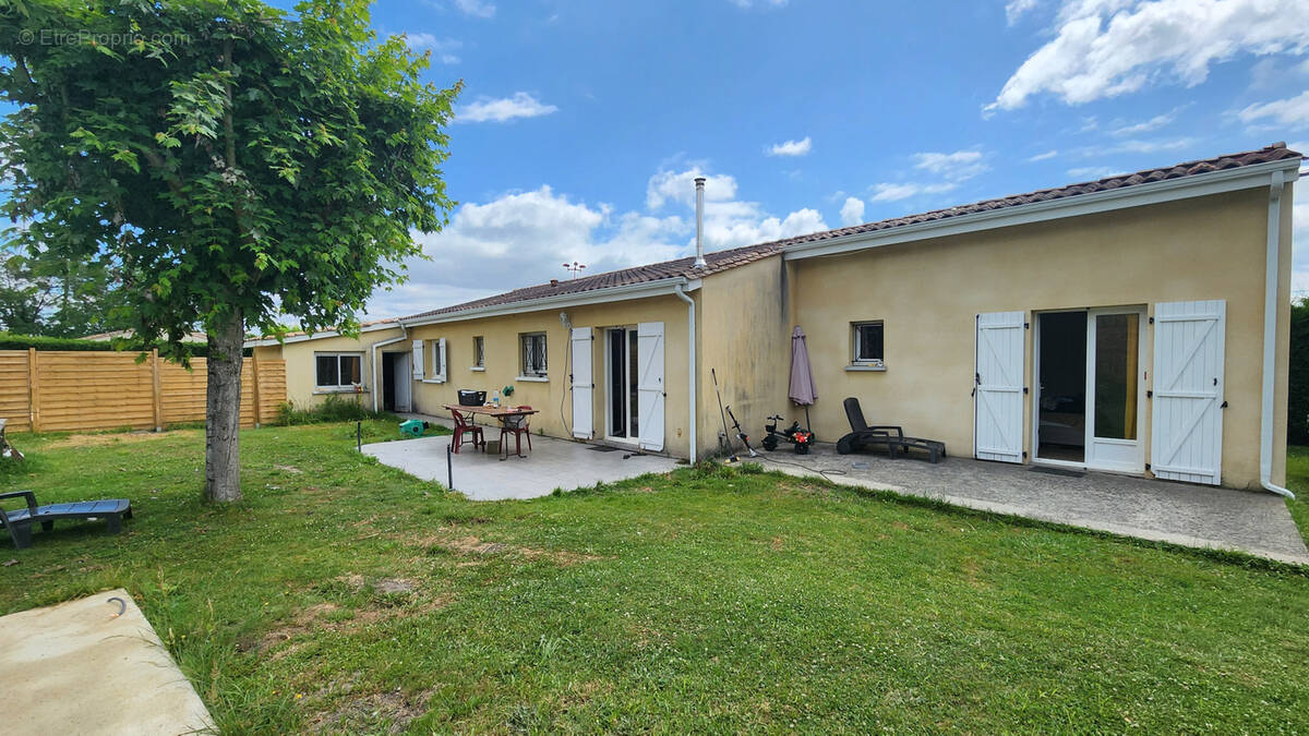 Maison à SAINT-YZAN-DE-SOUDIAC