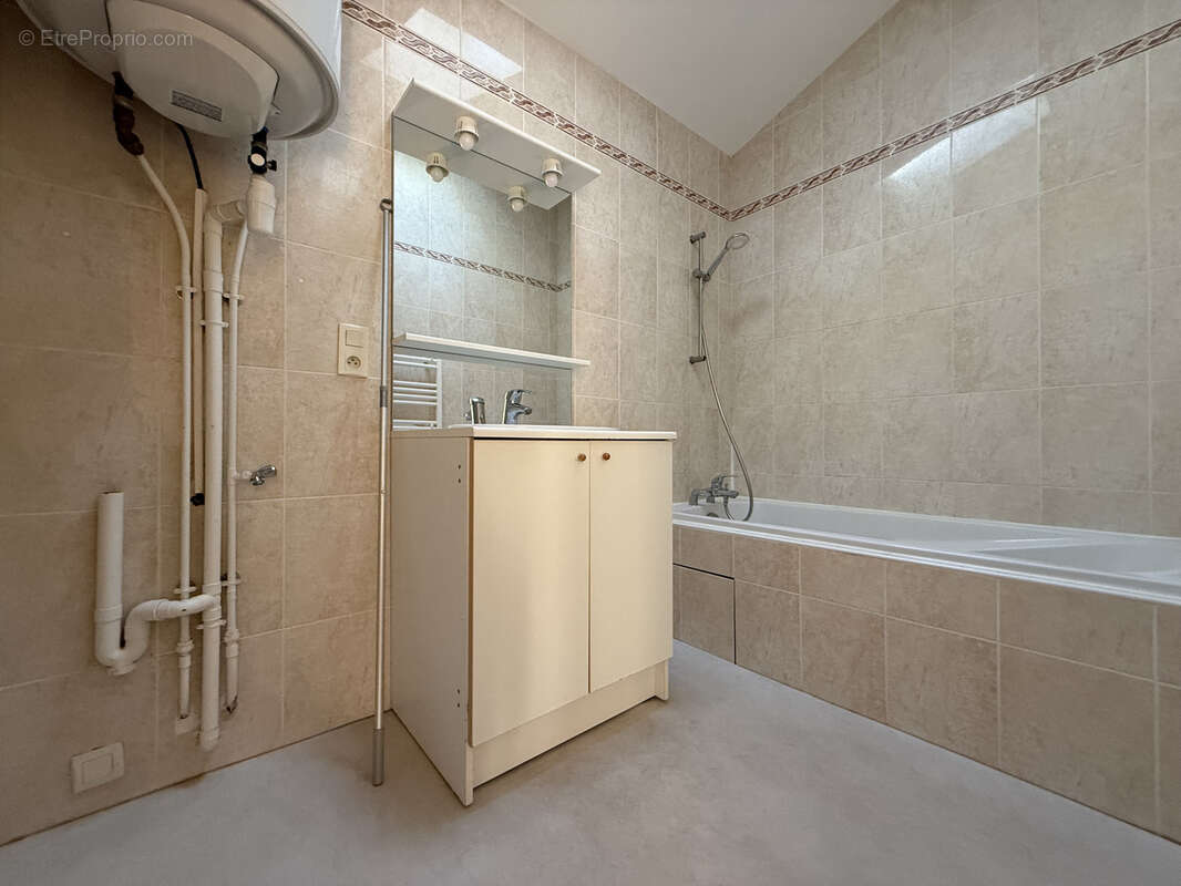 Appartement à LA TOUR-DE-SALVAGNY