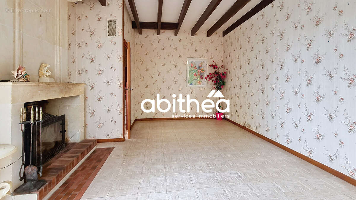 Maison à NIEUL-LE-VIROUIL