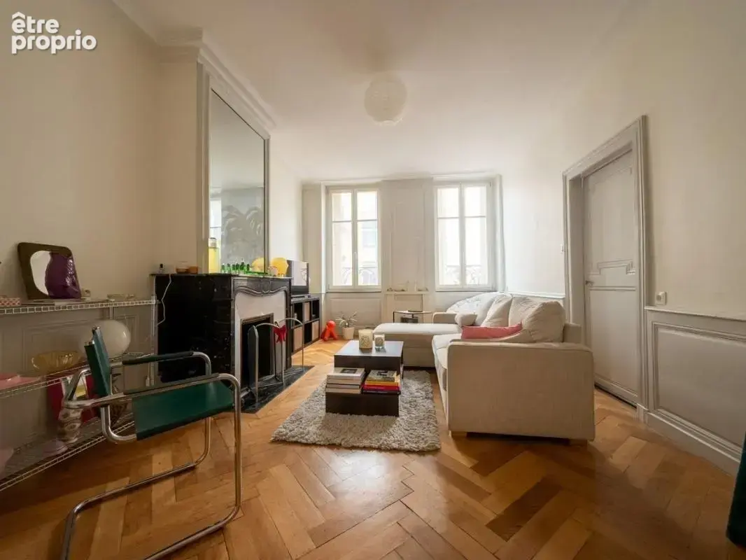 Au cœur de Nancy, rue Saint-Dizier, immeuble de rapport ancien de type bourgeois, en pierre de taille, typique du centre-ville d - photo 1