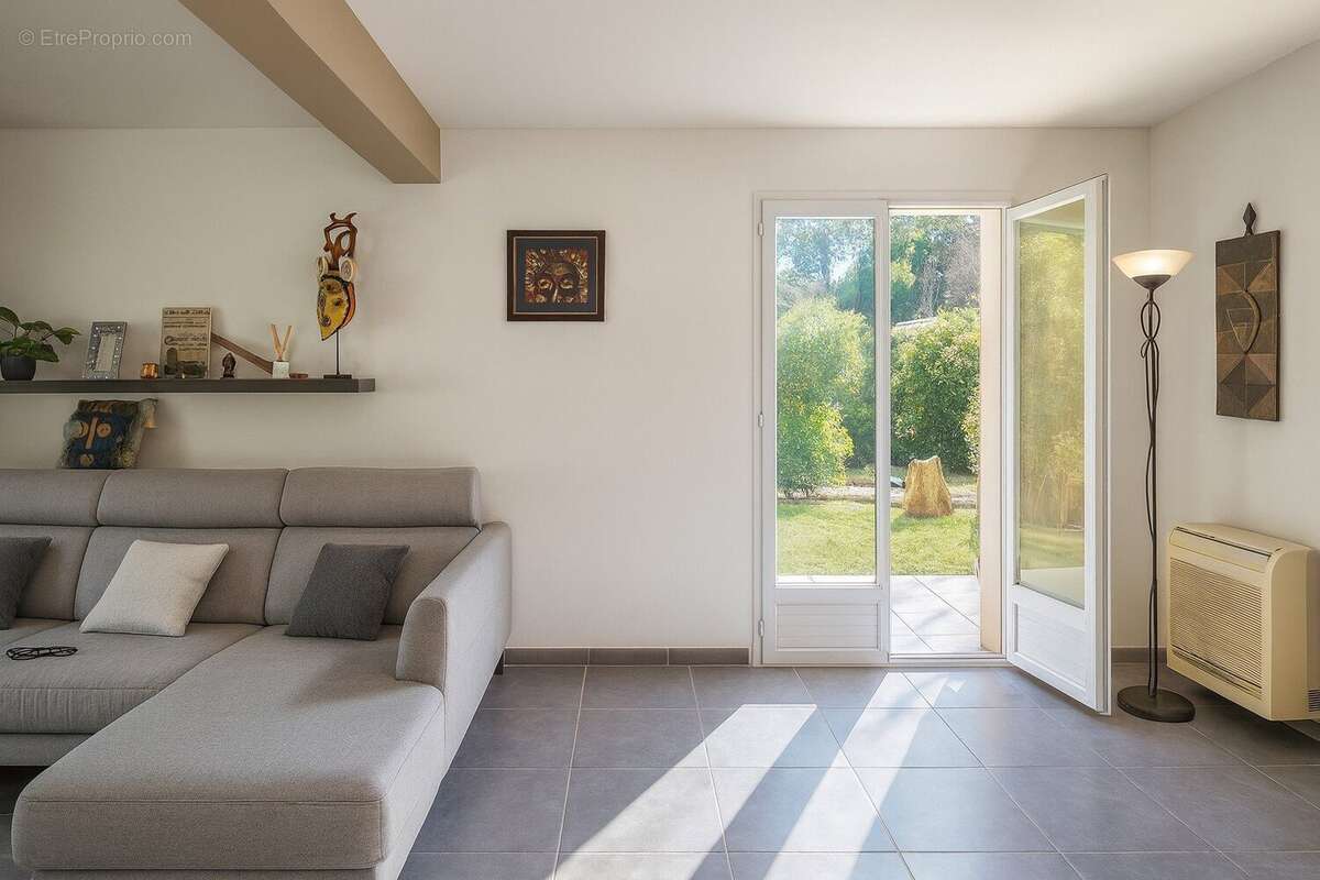 Maison à CHATEAUNEUF-VILLEVIEILLE