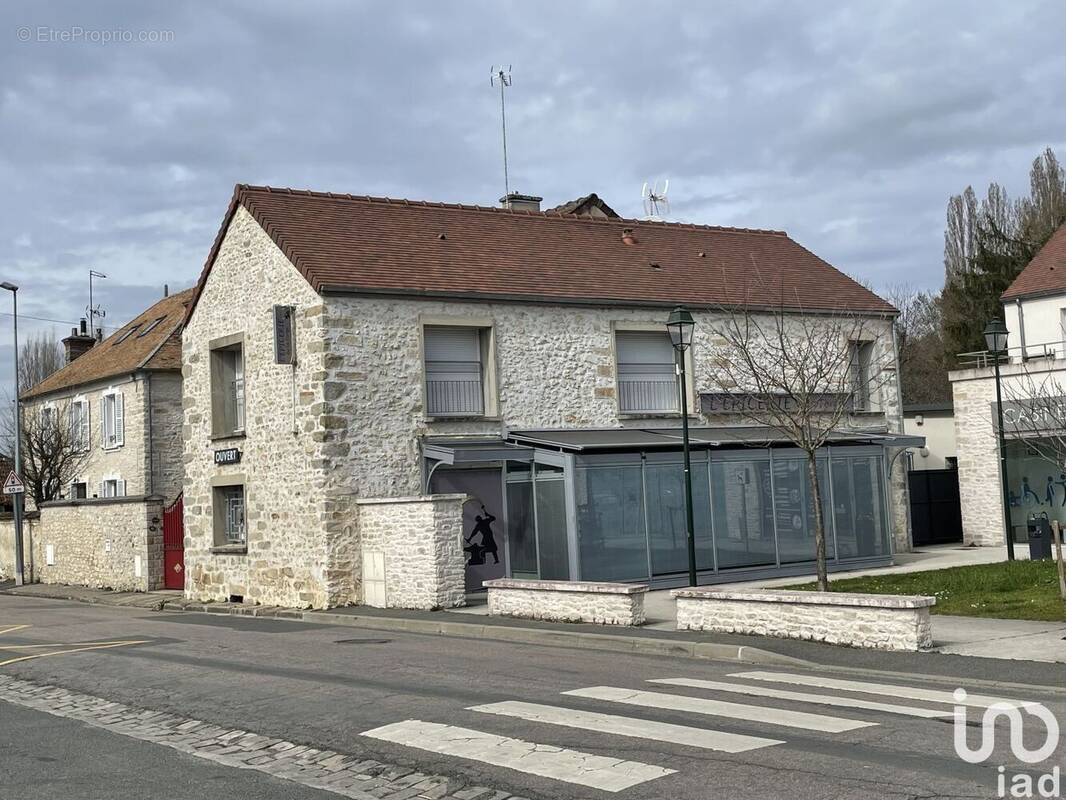 Photo 1 - Commerce à CELY