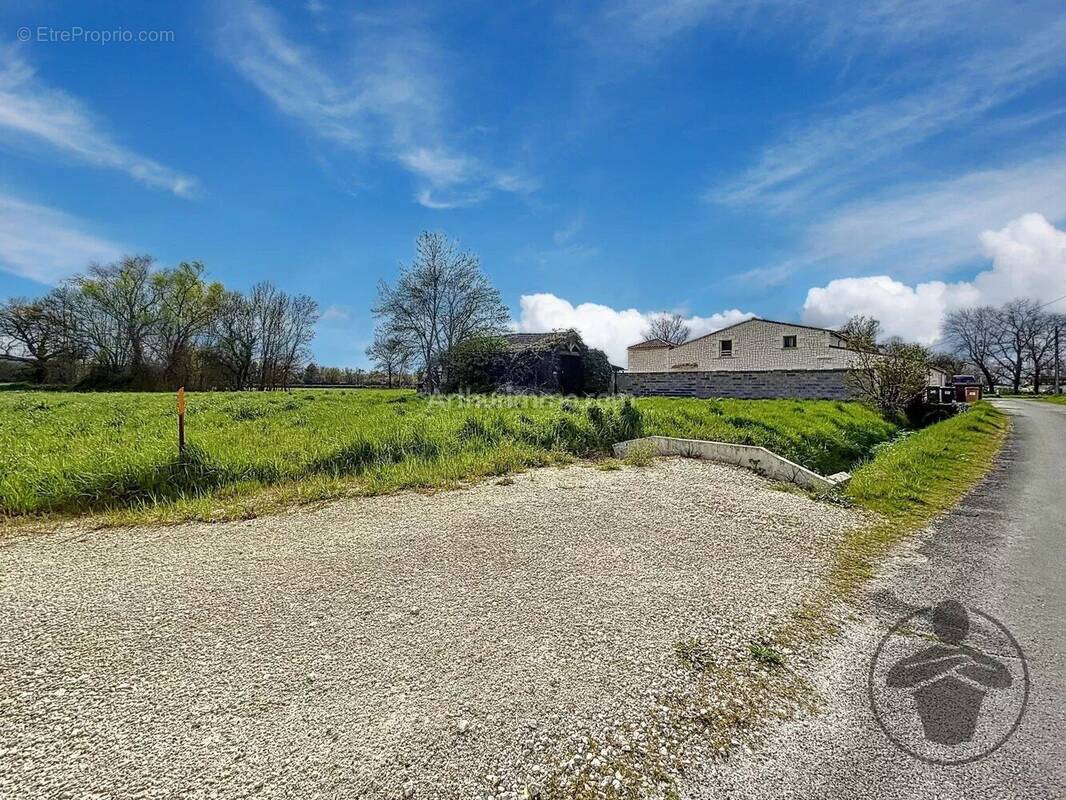 Terrain à SAINT-MEDARD-DE-GUIZIERES