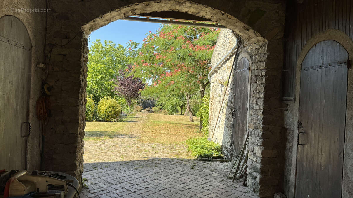 Vente en Exclusivité à Pontaubert - Charmante Maison de caractère avec jardin de 1467 m2 au prix de 235 400 €. - photo 26