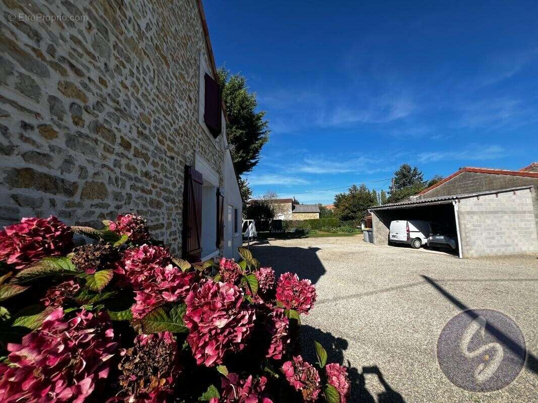 Maison à AZAY-LE-BRULE