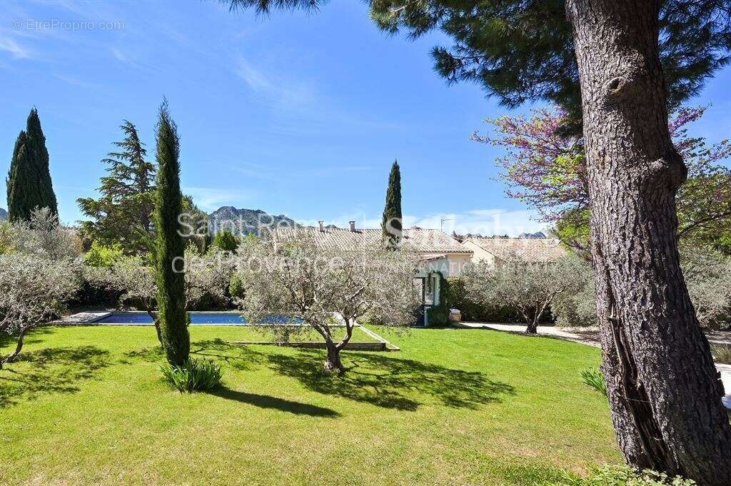 Exclusivité. Rare, Eygalières, belle maison rénovée en centre village avec jardin et piscine - photo 5