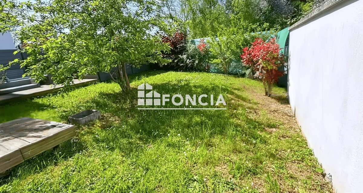 Comme une petite maison : 2 pièces avec 110 m² de jardin privatif, terrasse et 2 parkings boxable en sous-sol - photo 2