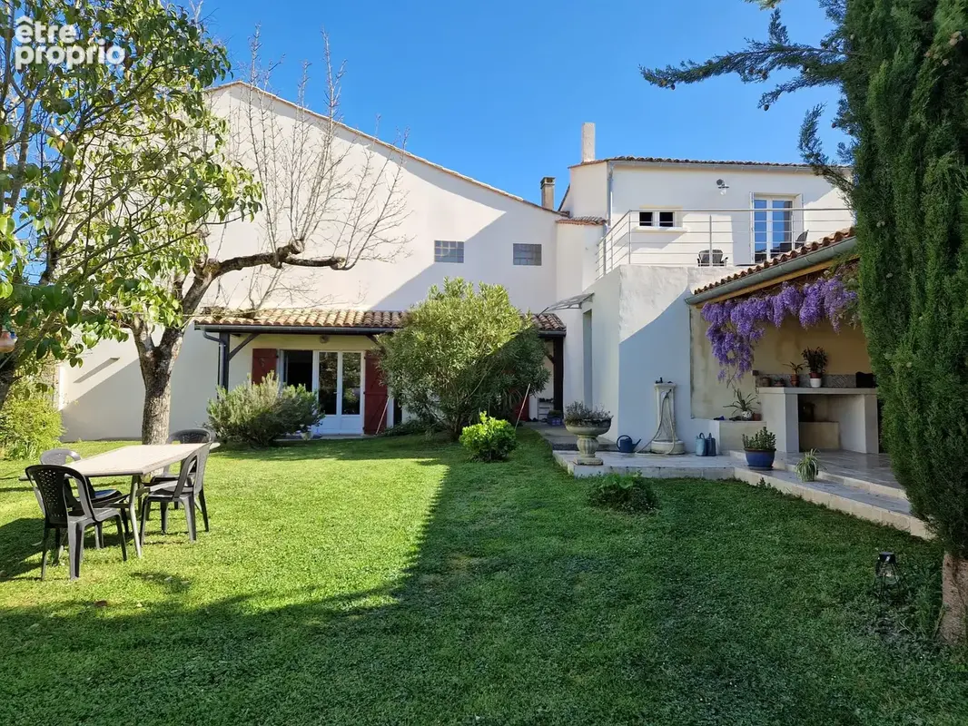Maison de bourg rénovée de 204 m2 avec 5 chambres, 3 suites parentales, jardin clos et dépendances - photo 2