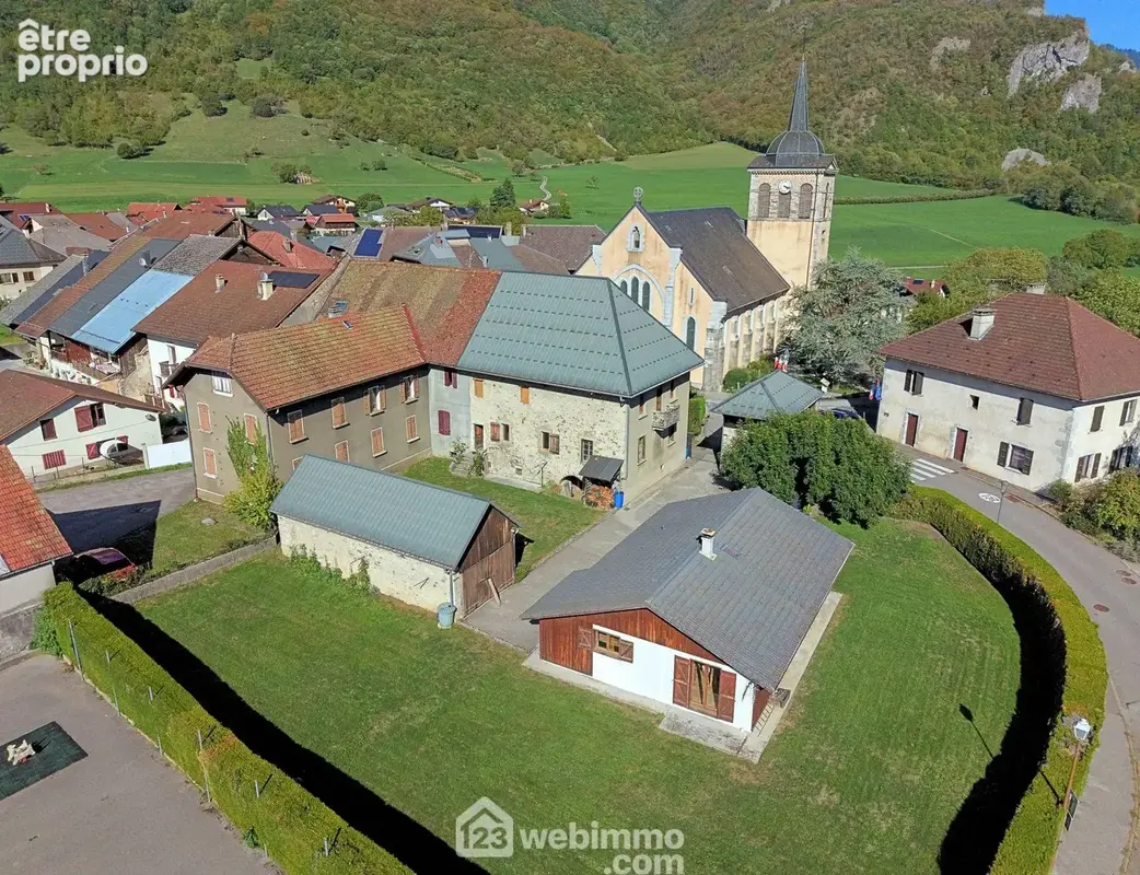 Découvrez cet ensemble immobilier situé sur la commune de Marlens