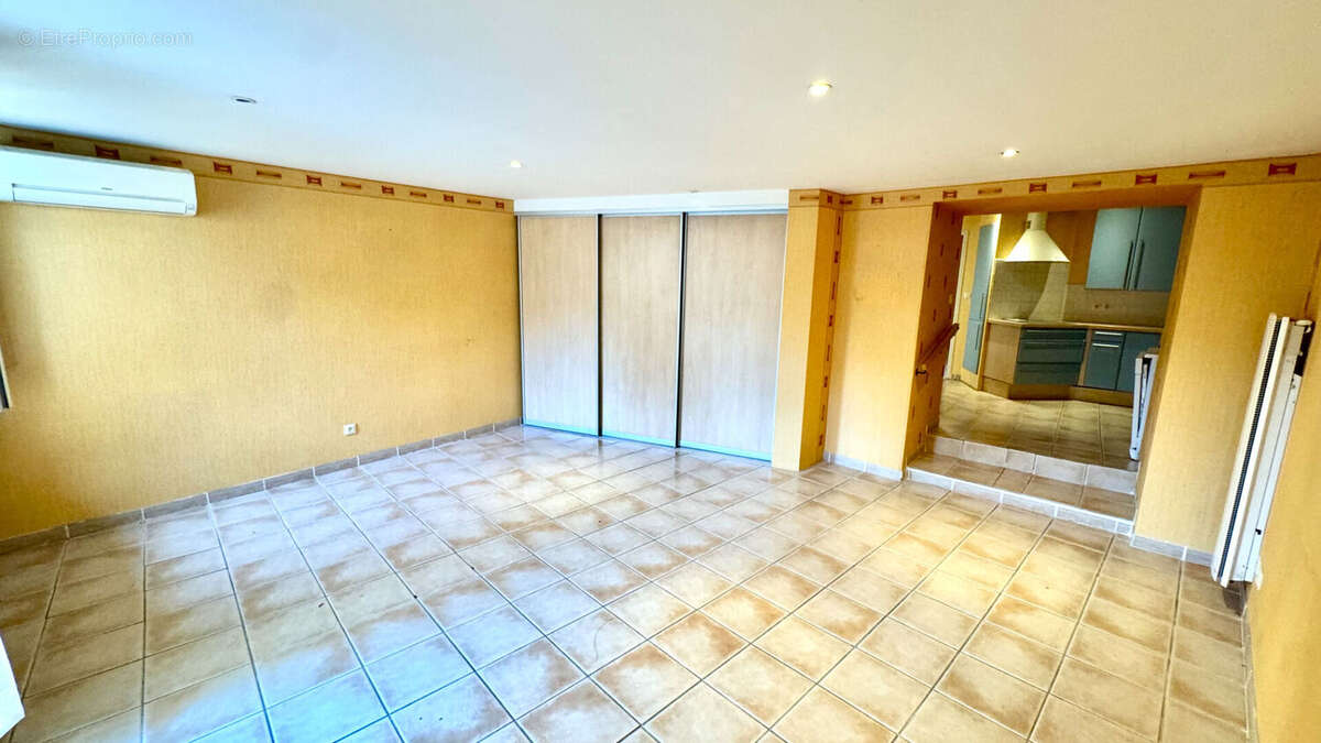 Appartement à ENTRAIGUES-SUR-LA-SORGUE