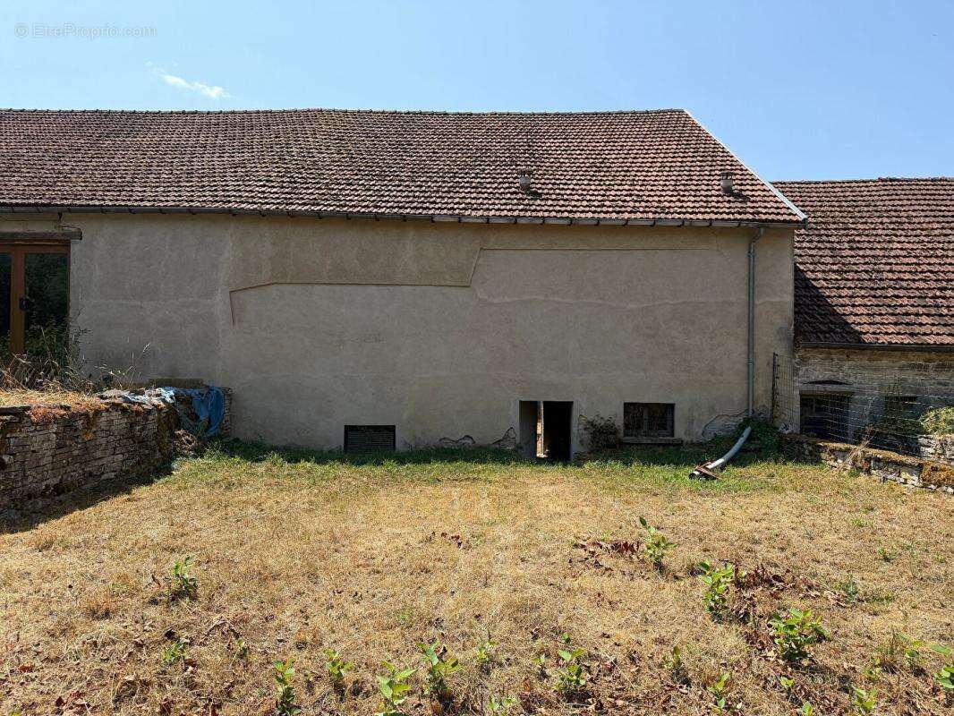 Maison ancienne de 138 m2 avec dépendances - photo 12