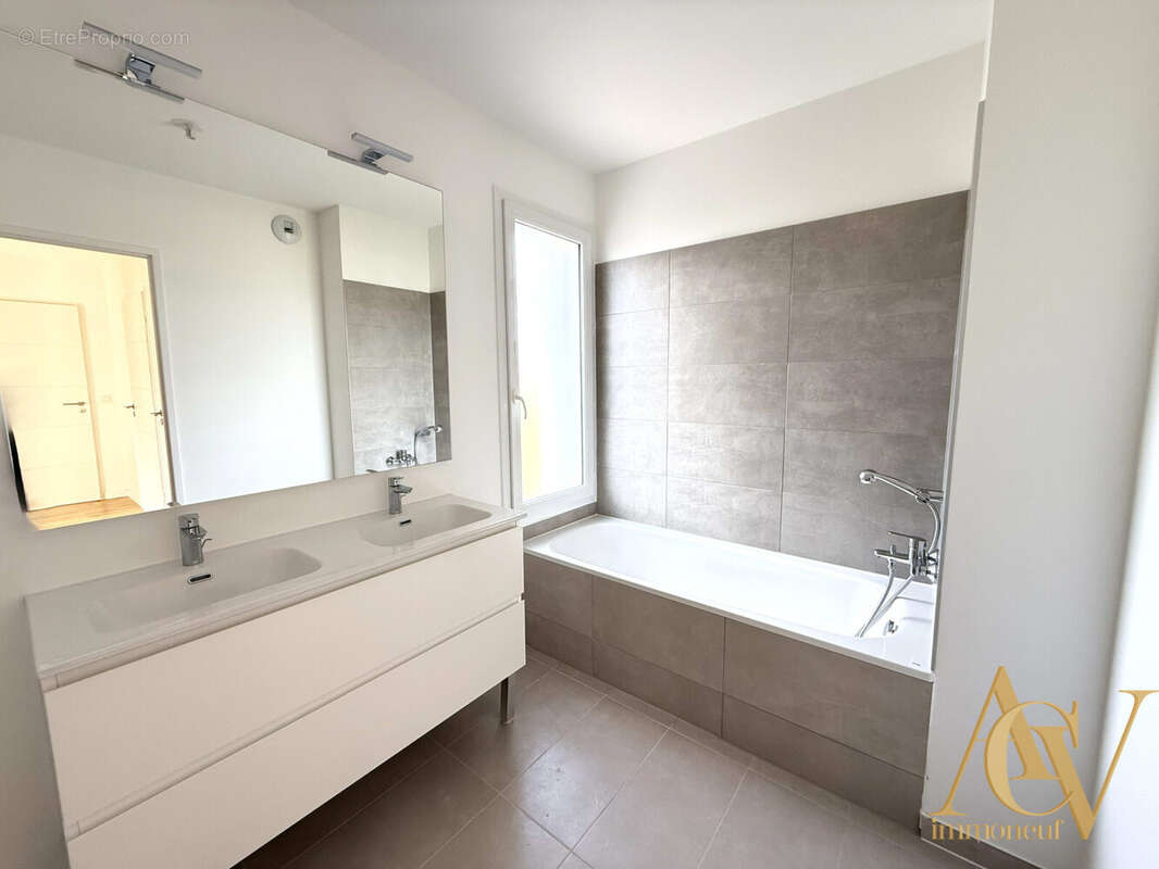 3 pièces Lumineux - Jolie Vue dégagée sur Grimaud 5 - Appartement à COGOLIN