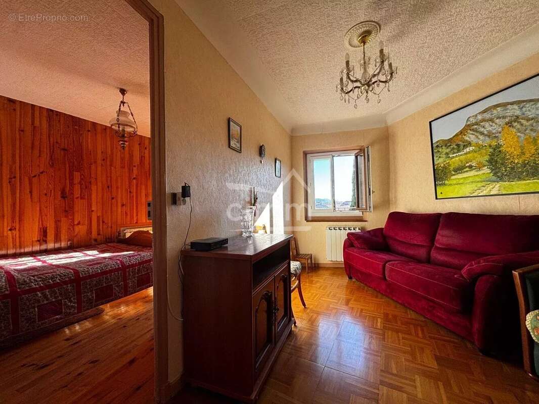 Maison à LARAGNE-MONTEGLIN