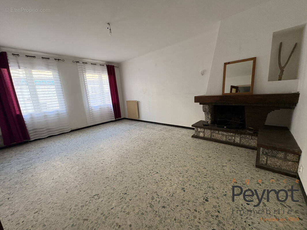 Maison à SAINT-LAURENT-DE-LA-SALANQUE