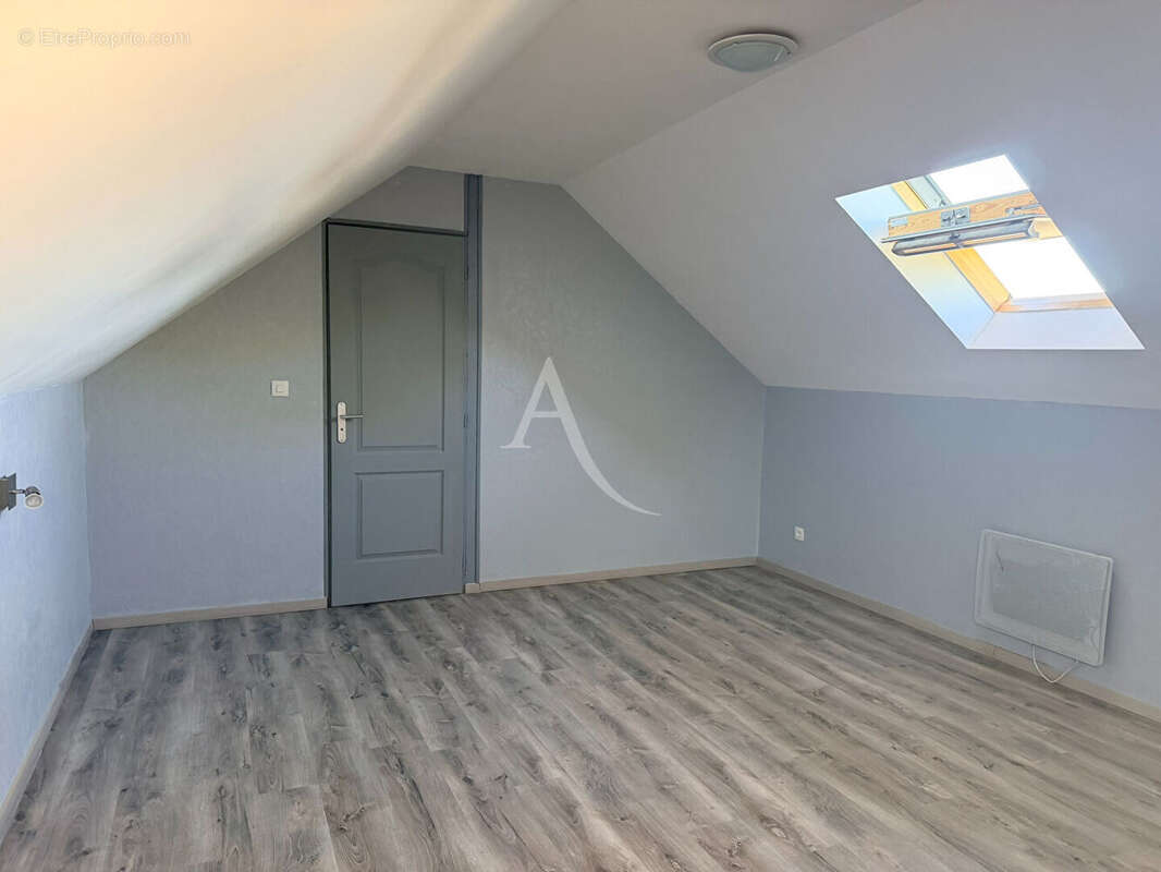 Vivy - Maison de plain-pied 113 m² - 5 chambres - Jardin et garage - photo 9