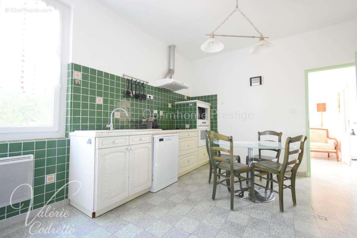 LE PRADET – LES OURSINIÈRES  Propriété 320 m² – 5 logements indépendants – Terrain 3 048 m² – Proche mer - photo 18
