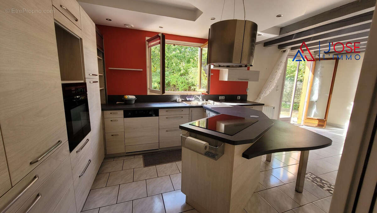 Une cuisine ouverte pour partager chaque moment - Maison à EGLY