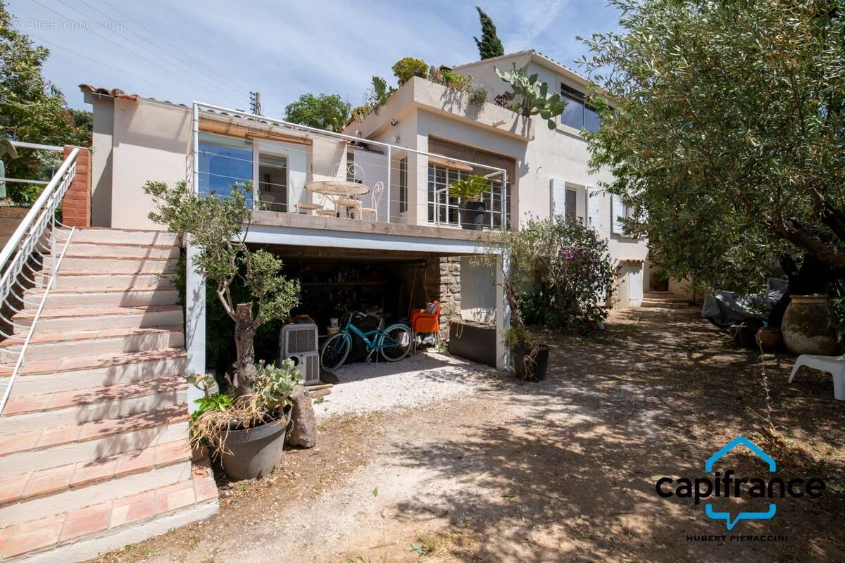 83 Ollioules La Courtine, Maison entierement rénovée avec goût, de 123 m2 (avec un studio) sur 386 m2 stationnement facile - photo 15