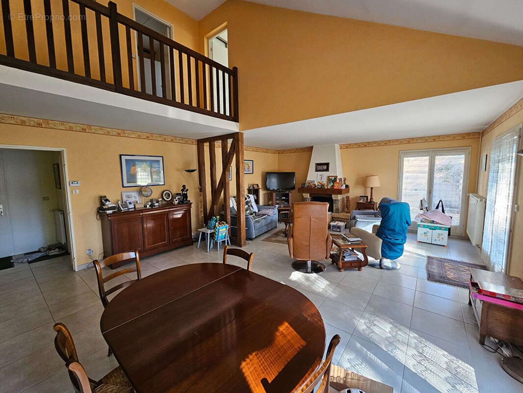 Maison à VOISINS-LE-BRETONNEUX