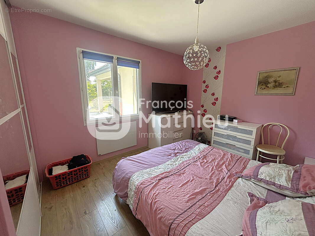 Relevant - Maison T5 avec piscine, garage, dépendance et terrain d'environ 1031m2. - photo 15