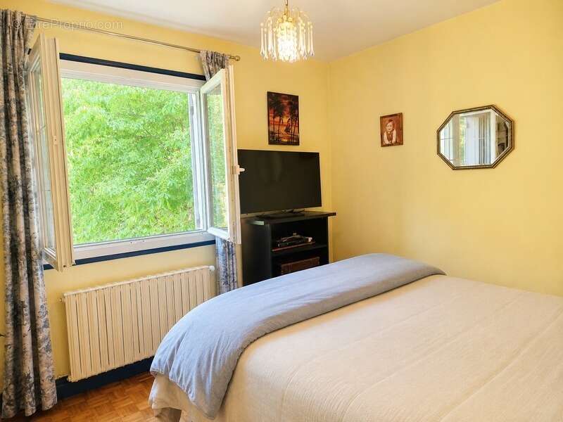 Maison familiale 5 chambres au calme, sans vis-à-vis, avec piscine et rivière en fond de jardin - photo 14