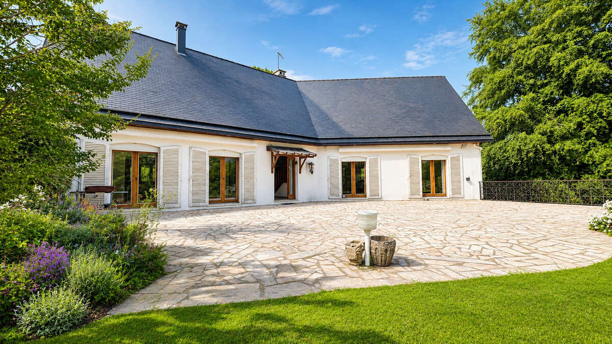 Demeure d'exception de 225 m² édifiée sur un terrain de 4 485 m² à Noailles - photo 2