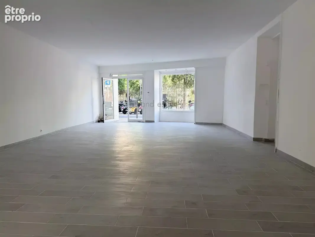 Cannes – place du cdt maria – murs commerciaux libres 120 m² – toutes activités - photo 2