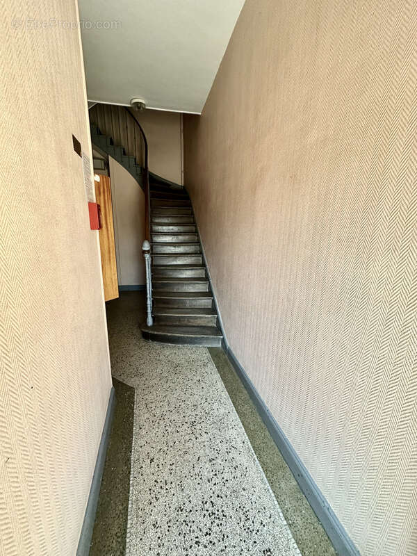 Local commercial 68 m2 - vitrine- jardin - photo 6
