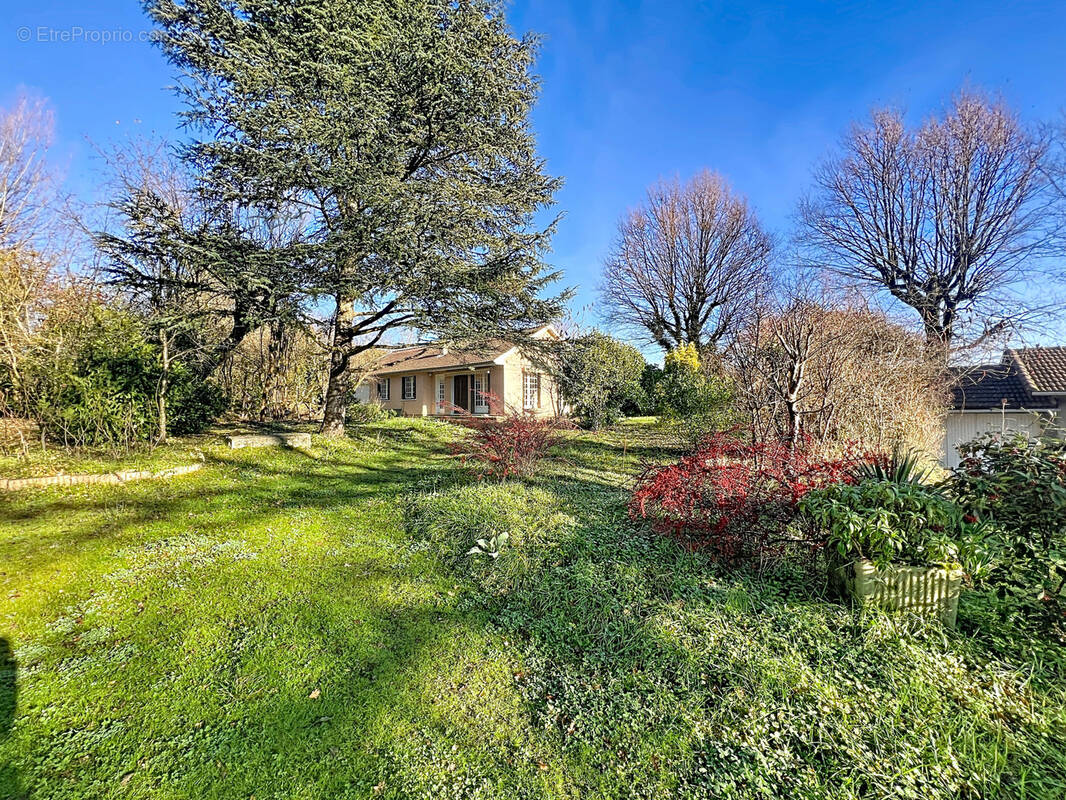 Maison à SAINT-GENIS-LES-OLLIERES