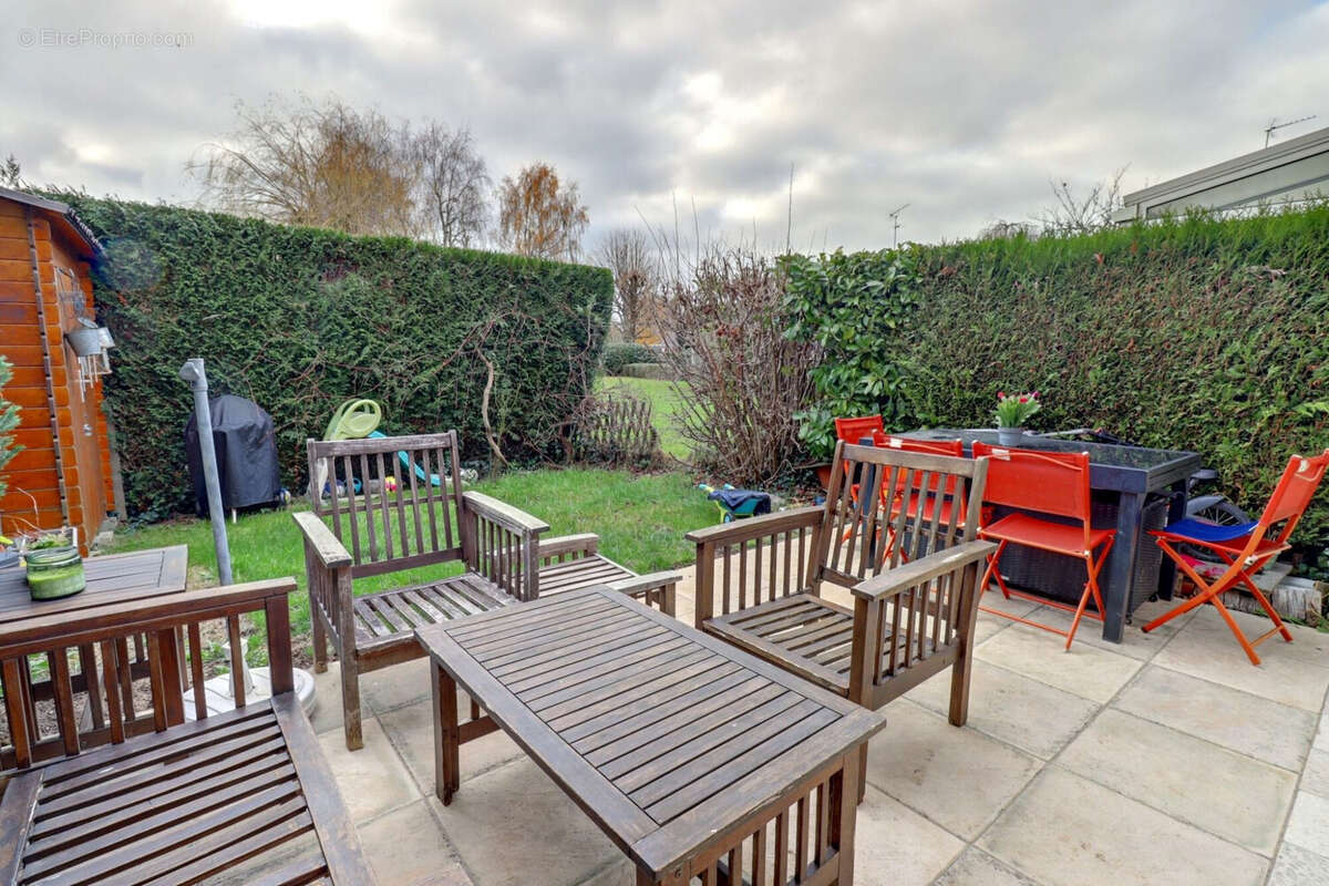 Maison à LE MESNIL-SAINT-DENIS